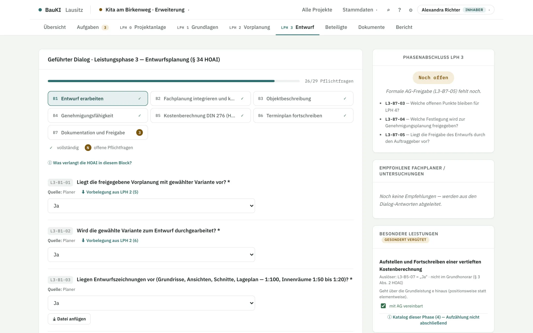 Geführter Fragen-Dialog der Entwurfsplanung mit Fragenblöcken und Seitenleiste für Empfehlungen